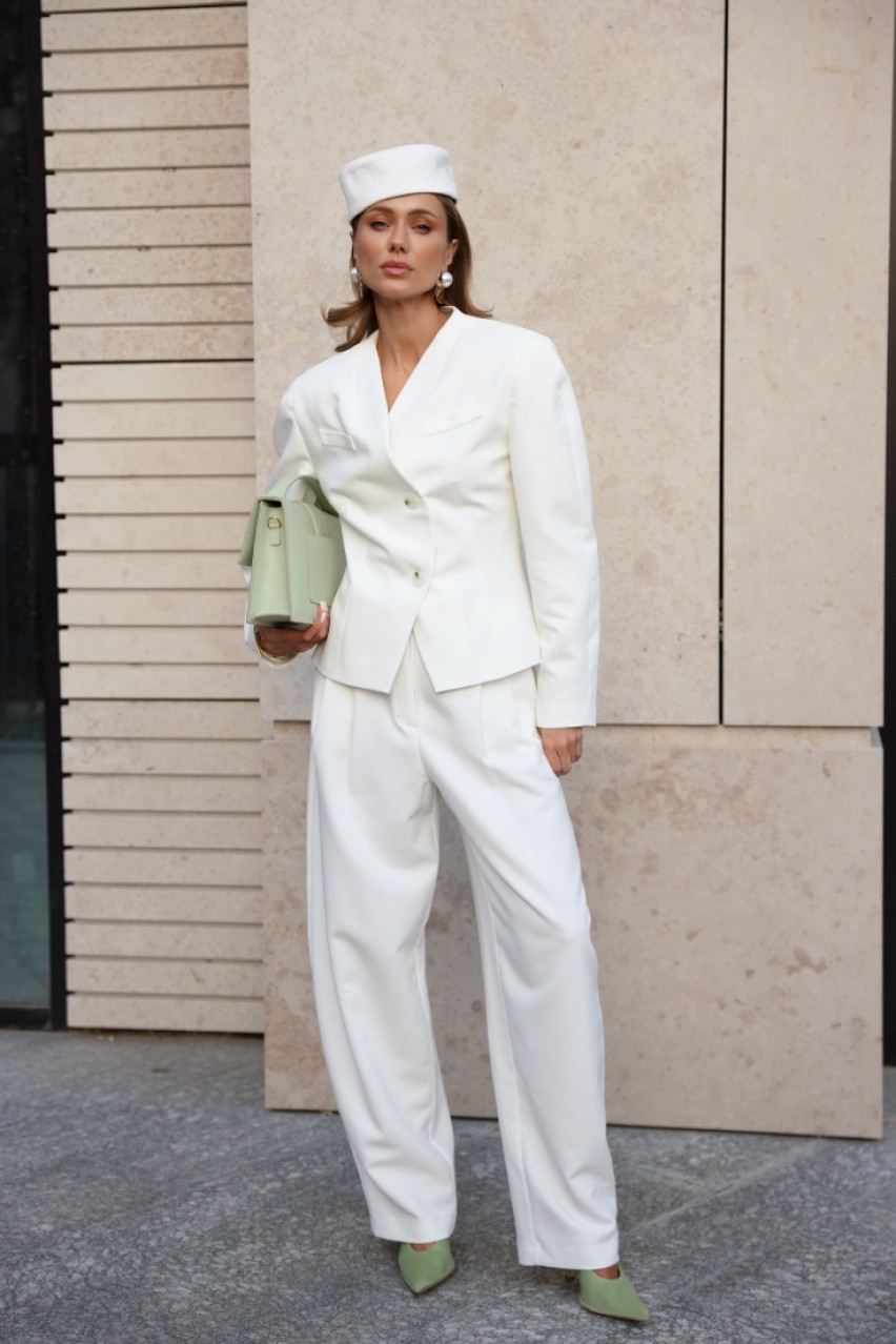 Молочний піджак з акцентними плечима VLADOVA