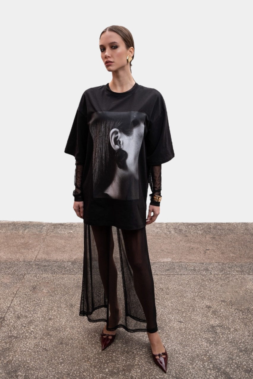 Черная удлиненная футболка с принтом VLADOVA