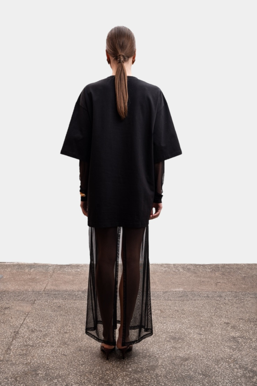 Черная удлиненная футболка с принтом VLADOVA