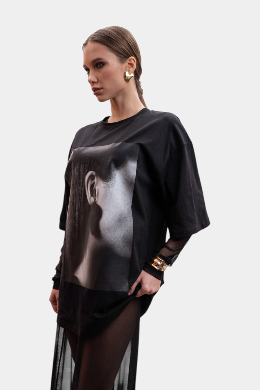 Черная удлиненная футболка с принтом VLADOVA