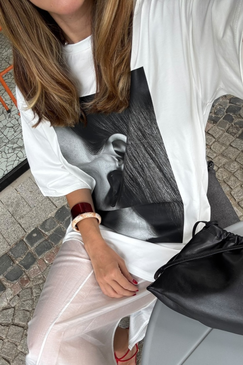 Белая удлиненная футболка с принтом VLADOVA