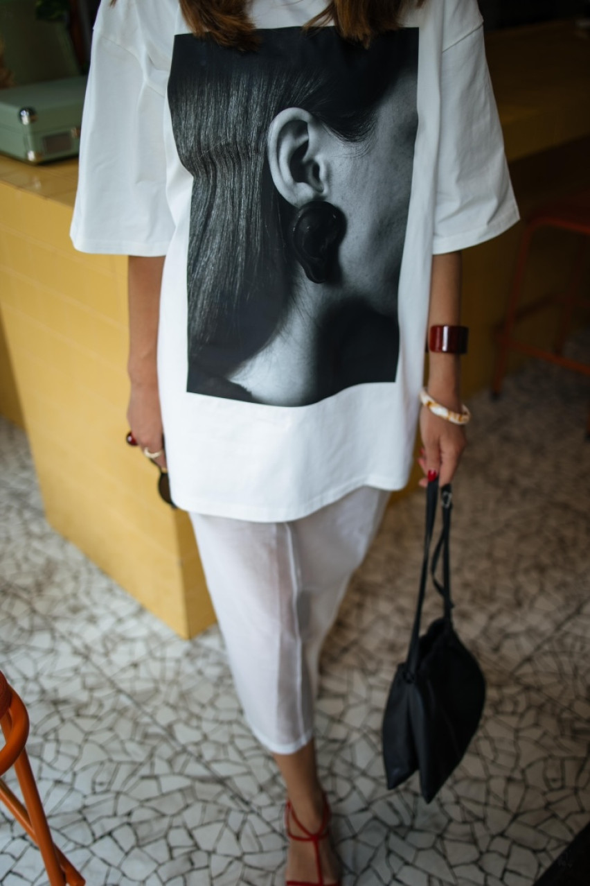 Белая удлиненная футболка с принтом VLADOVA