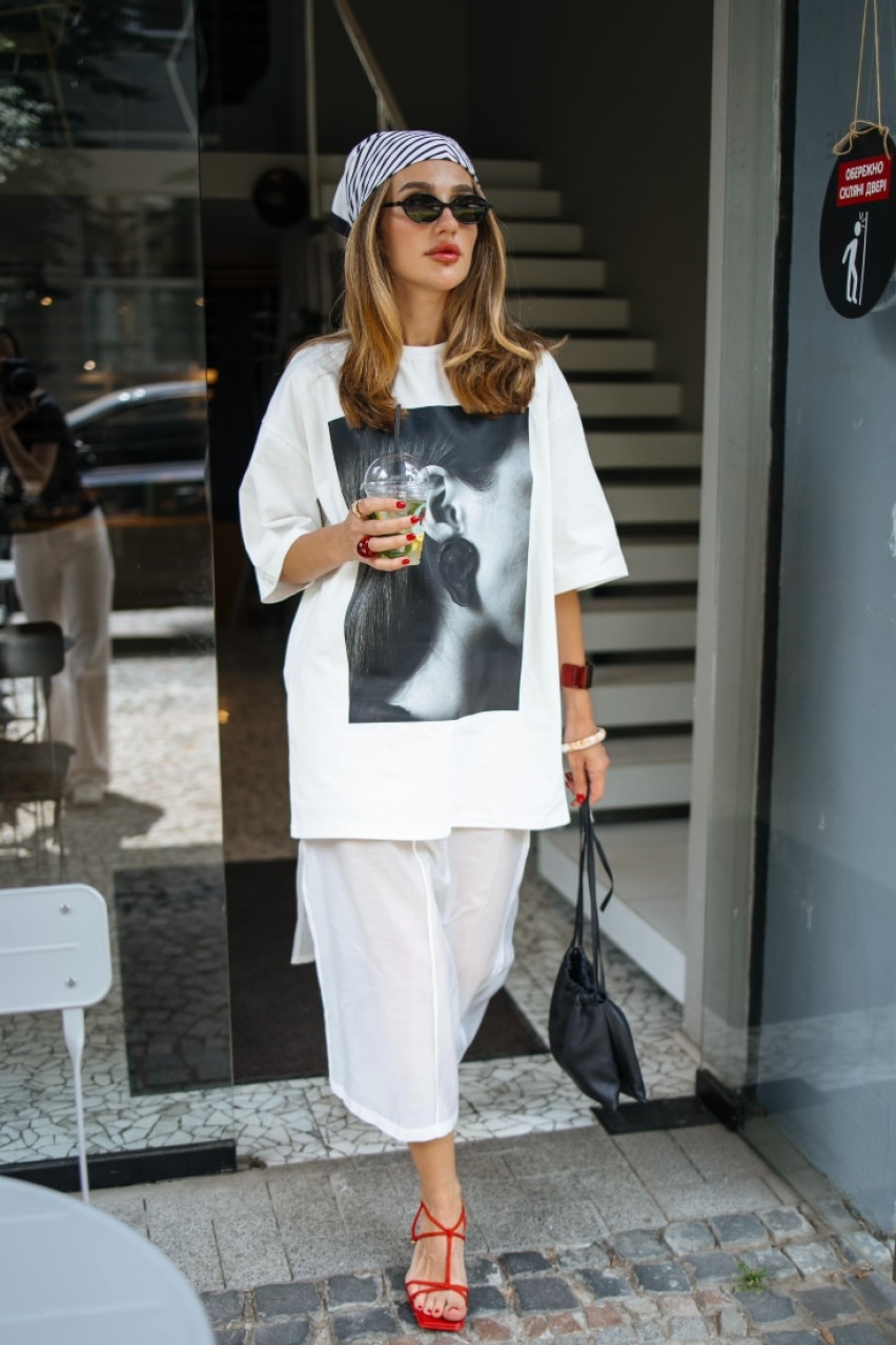 Белая удлиненная футболка с принтом VLADOVA