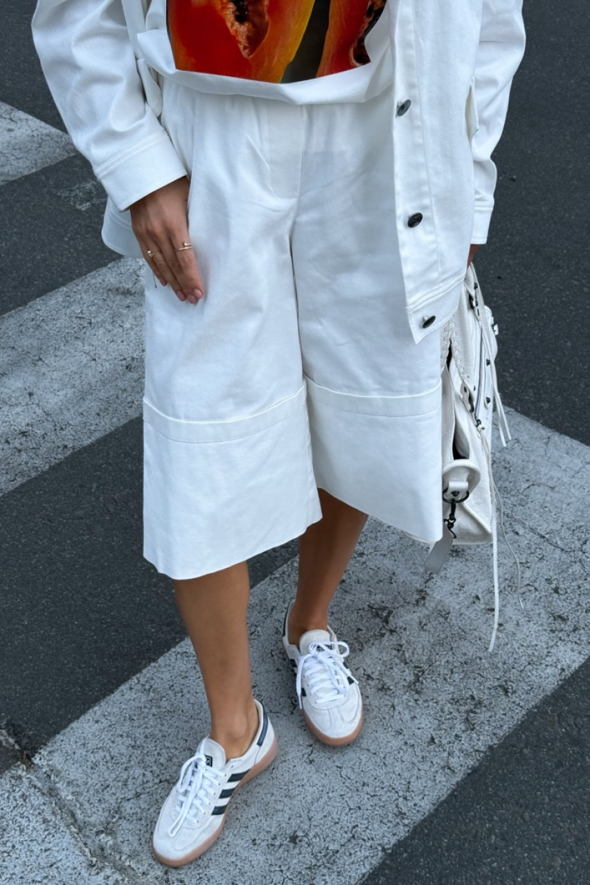 Белые шорты-бермуды VLADOVA