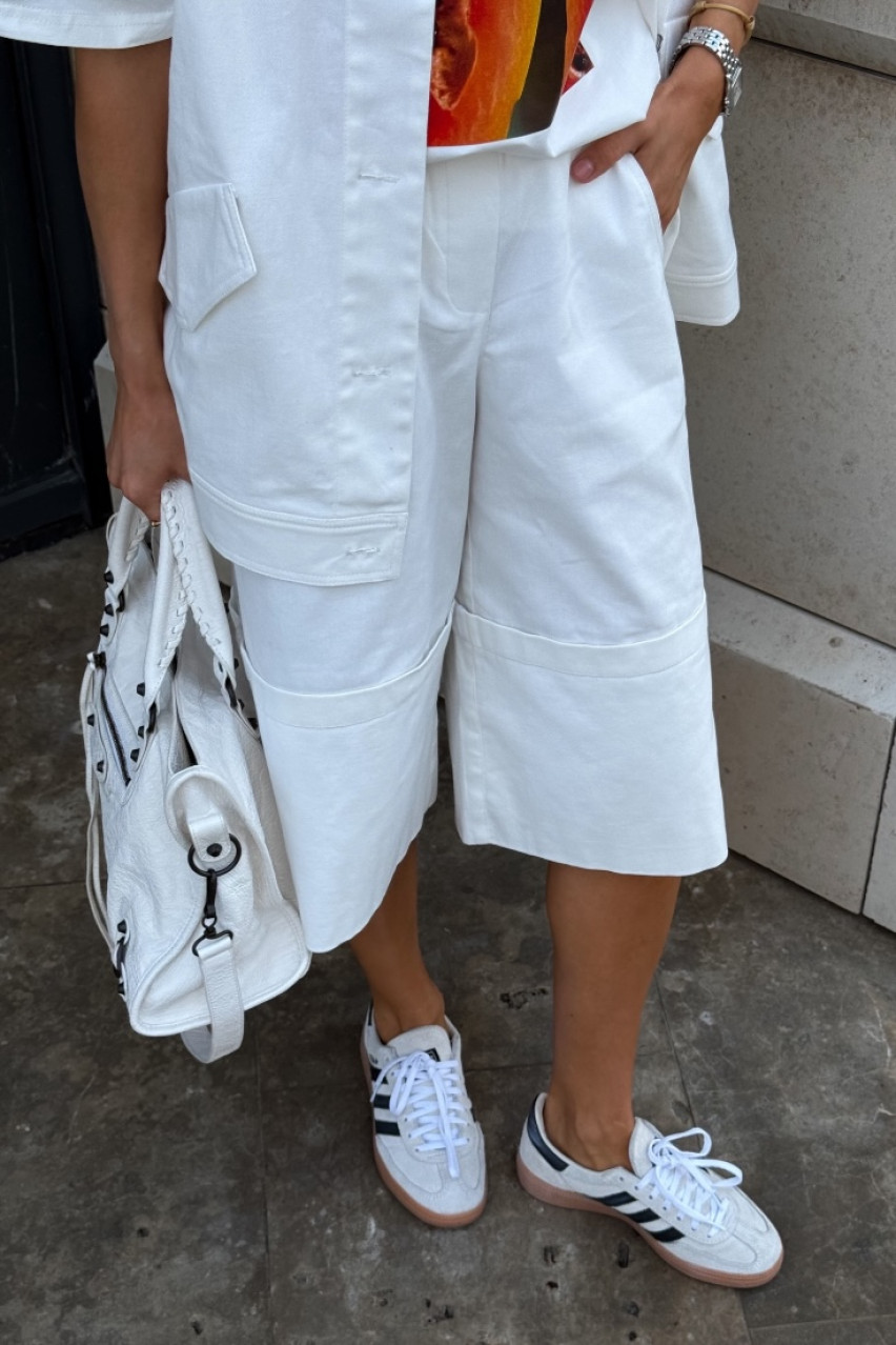 Белые шорты-бермуды VLADOVA