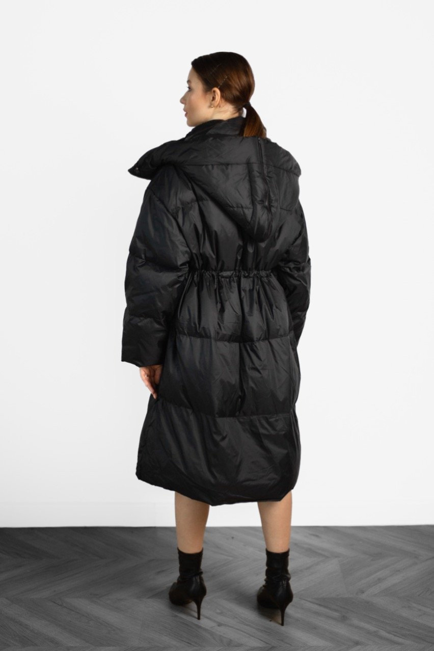 Чорний пуховик